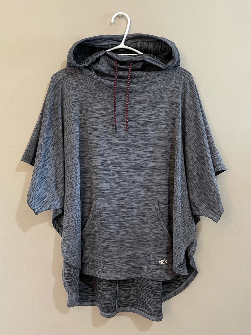 Maurices inMotion Gray Hooded Poncho Cape with Kangaroo Pocket – Size S/M EUC